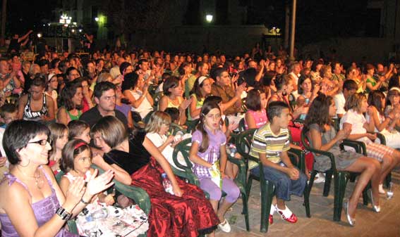  Un público evidentemente solidario llenó el paseo del Cisne 