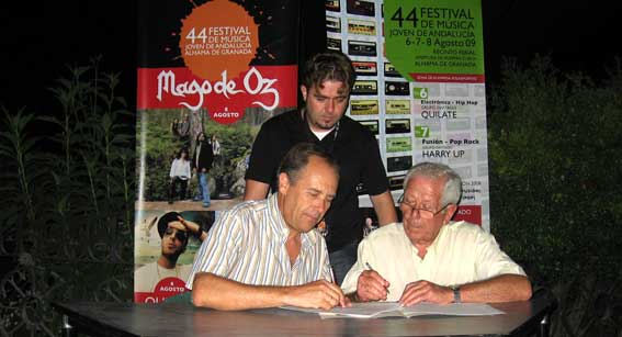  Antes de iniciar el festival el alcalde de Alhama, Francisco Escobedo, firmaba el protocolo con el presidente en Granada de UNICEF, Francisco González de Castro, ante la presencia del concejal del festival, Javier Molina Castañeda 