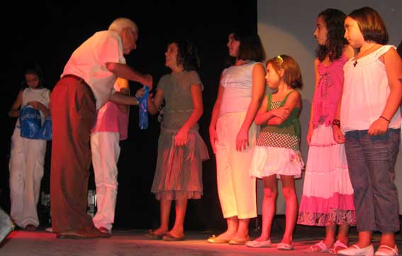  El presidente de UNICEF obsequió a los niños con un regalo como recuerdo de esta gala 