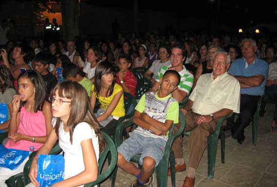  El presidente de UNICEF sentado entre el público disfrutando de la noche 