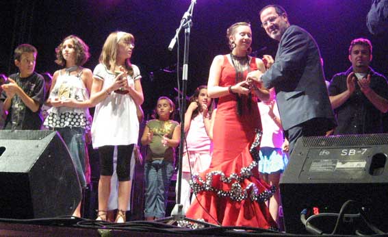  Patricia Fernández, ganadora, recibe el premio de manos del Delegado Provincial de Cultura, Pedro Benzal 
