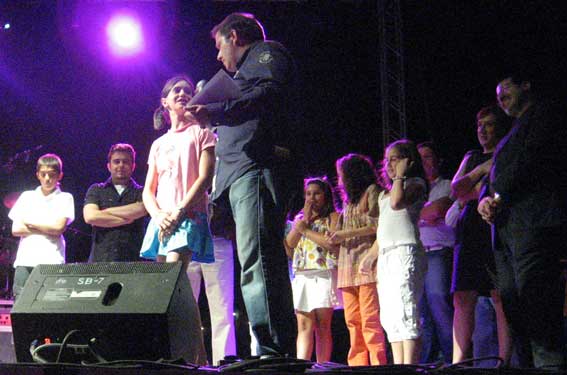 El presentador entrevistó a la ganadora de 2008, Noemi López Moya, que también ha participado en la edición de este año en las canciones conjuntas y con interpretaciones especiales 