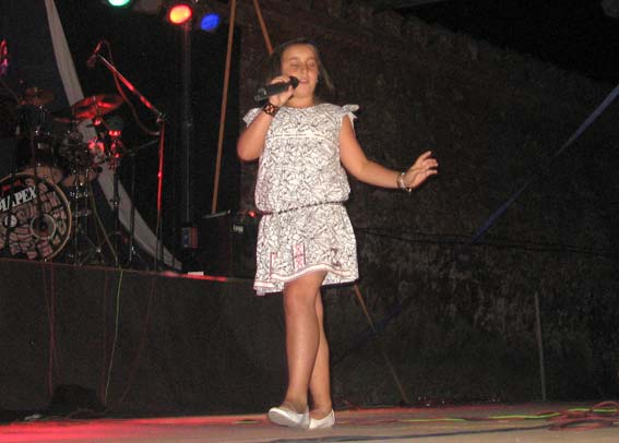 Momento de la actuación de Ángela Arrabal Bastida, que resultaría la ganadora del III Festival Infantil de la Canción de la Comarca de Alhama 