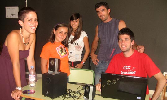  Organizadores y participantes en los últimos ensayos la tarde antes 