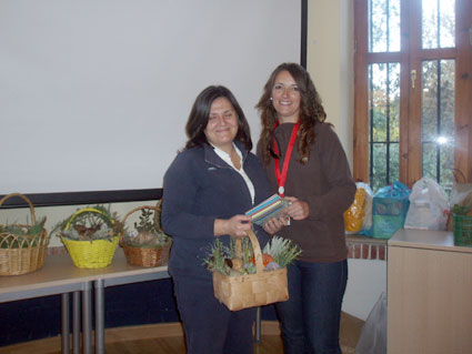 Ana Belén Fernández, alcaldesa de Fornes, entrega el premio a la mejor cesta