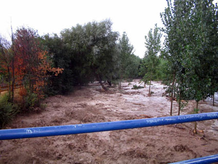 Crecida del rio Grande a su paso por el nuevo puente de Fornes