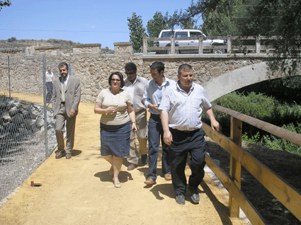 Teresa Jiménez recorre el nuevo paseo fluvial de Fornes 