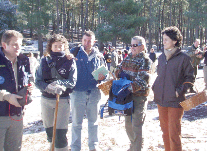 Participantes con el chaleco faciltiado en las Jornadas 