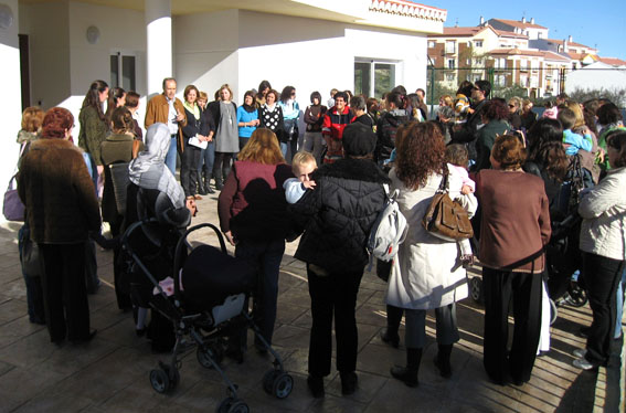  El alcalde de Alhama, Francisco Escobedo, de dirige a padres y educadores presentes 