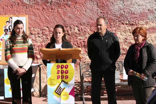 De izq. a der. Raquel Ruíz, concejala de Educación, Sonia Jiménez, Tte. de Alcalde (en el uso de la palabra), Francisco Escobedo, Alcalde de Alhama y Carmelina Gálvez, presidente de la Asociación de Mujeres AMAL 