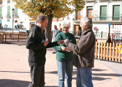  El alcalde de Alhama, Francisco Escobedo, repartiento los trípticos editados por la consejería de Igualdad y Bienestar Social 