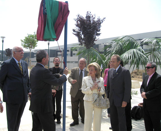  Momento del descubrimiento del nombre de la calle por el alcalde de Málaga, Francisco de la Torre 