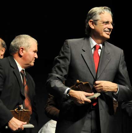  Paco Cortes (izquierda) en el momento de recibir el premio 