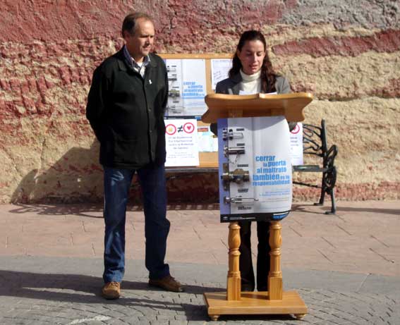  La Teniente de Alcalde, Sonia Jiménez, lee el comunicado contra la violencia, junto a ella el Alcalde de Alhama, Francisco Escobedo 
