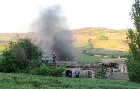  Protección Civil de Alhama apagando el incendio 