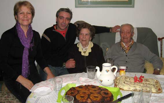  Paco, junto a su mujer, Angustias, y sus hijos José Antonio y Paqui (Juani desde el Principado estaba al otro lado del móvil) 