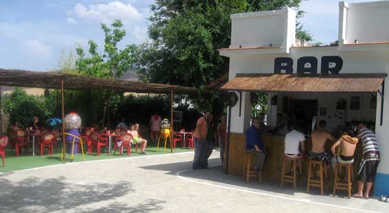  Concurrido el bar y la terraza en una tarde calurosa 