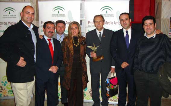  Los representantes alhameños con la consejera el diputado provincial y otros galardonados 
