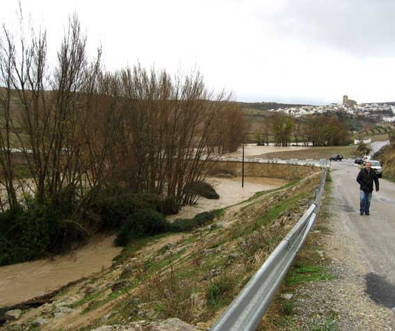  Espectacular imagen del río a su paso por el puente del balneario 