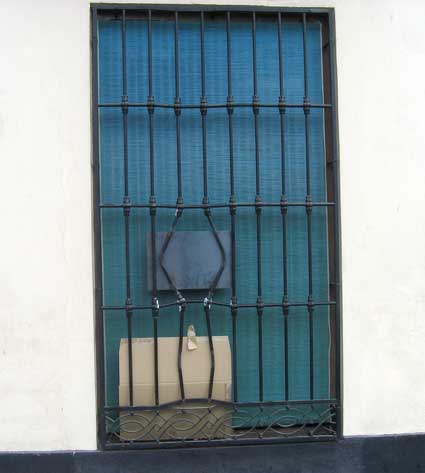 Detalle de la ventana en la que ensancharon la reja para acceder al interior  