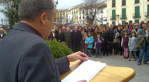  El alcalde de Alhama, Francisco Escobedo, durante su intervención 