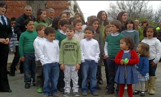  Un coro de niños cantó, a los acordes de la banda municipal, el himno de Andalucía 