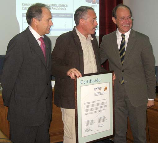  El director del Parque Natural, en el centro, recibe la Carta Europea 