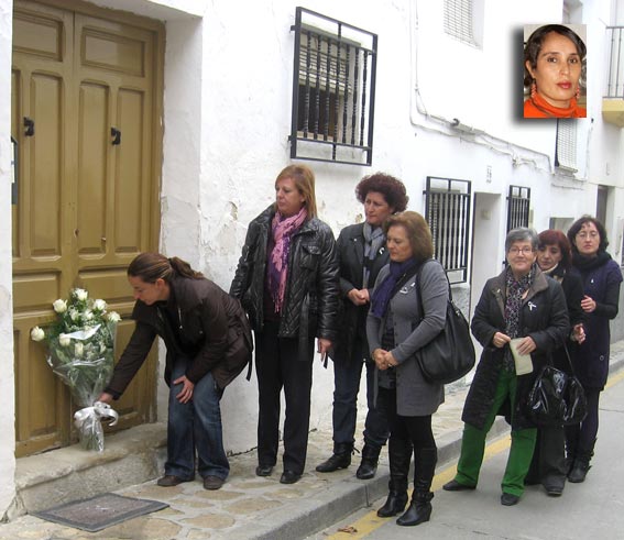  Ofrenda floral en la puerta de Fatiha el Khatiri, víctima el 11/10/2010 