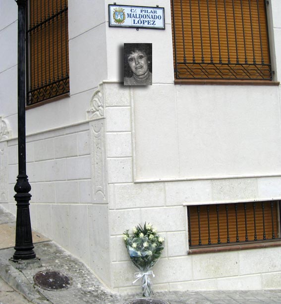  Ofrenda floral en la calle que lleva el nombre de Pili Maldonado, víctima el 02/07/1995 