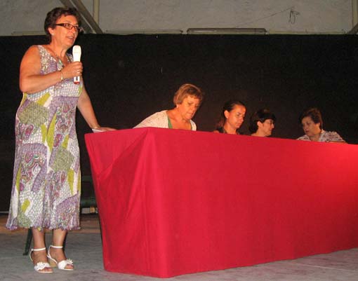  Mari Carmen Arrabal, presidenta local, durante su intervención 
