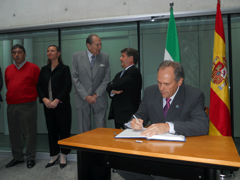 El alcalde de Alhama firma en el libro de honor de la Diputación Provincial