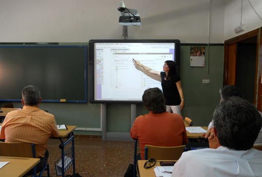  Los profesores se forman en el uso de la pizarra digital interactiva 