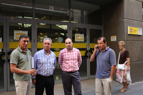 Miembros de la corporación y técnicos se reunían el pasado 29 de agosto de 2011 con el gerente de Catastro, Jerónimo Mirón, en las oficinas de catastro en Granada