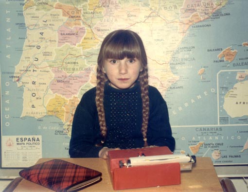  María Dolores Guerrero, en la foto típica escolar, pero... ¡que lujo, foto en color y máquina de escribir portátil! 