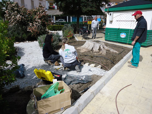 Arreglando los jardines de la Joya