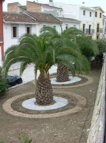 Embelleciendo los jardines del Cruce de Loja