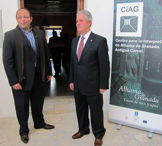  El alcalde, junto al concejal de Cultura, dieron la bienvenida a los asistentes al acto inaugural 