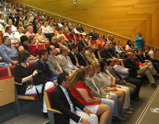  Vista parcial del salón de actos de la Diputación con los alcaldes y representantes municipales presentes 