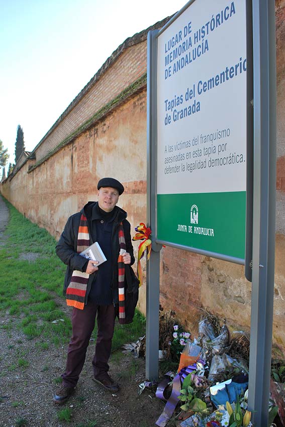 Enrique Tudela, en la tapia del cementerio de Granada, flores pra el recuerdo y contra la intolerancia