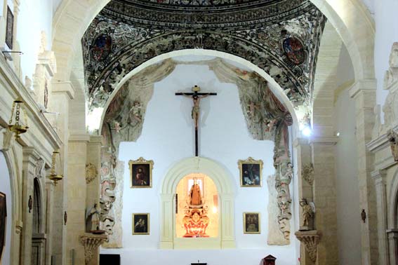  Detalle del altar mayor en cuya cúpula está la inscripción 