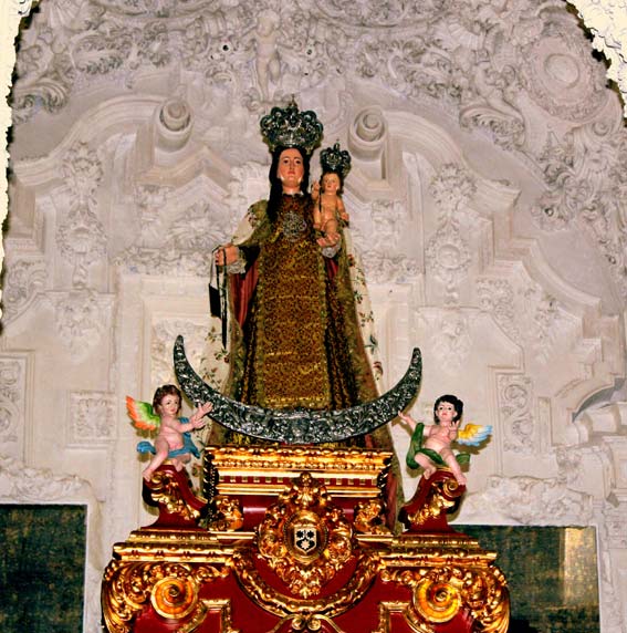  Imagen de la Virgen del Carmen que preside el altar mayor 