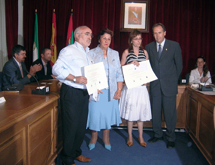 Mónica Jiménez y Antonio Arenas tras recoger el galardón de manos del alcalde y viudad de José Luis de Mena