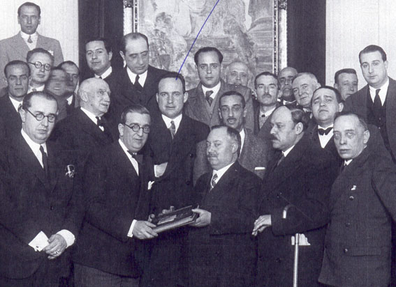  El doctor Ortíz Ramos, con un grupo de colegas 