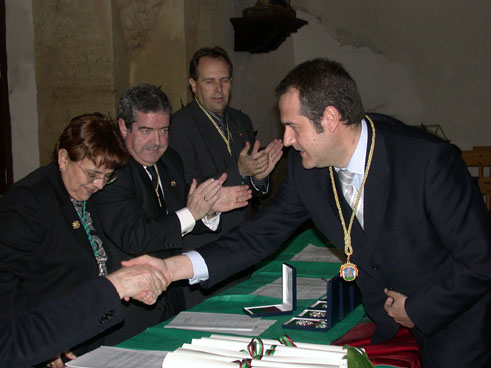 Momento de la entrega de la medalla de honor del Patronato