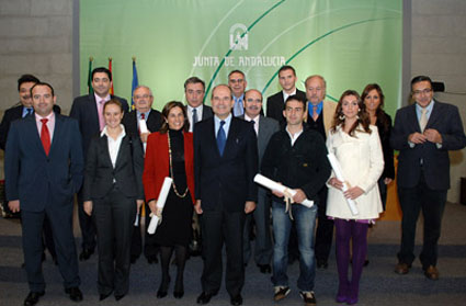 Grupo de premiados con las autoridades politicas de Andalucia