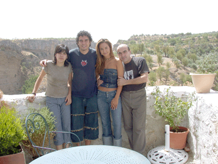 Los actores con Paco Moyano y su hija en la terraza de La Seguiriya