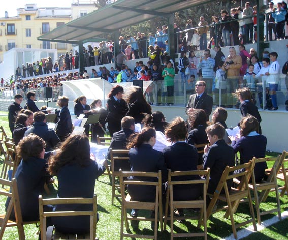  La banda municipal preparándose para intervenir 