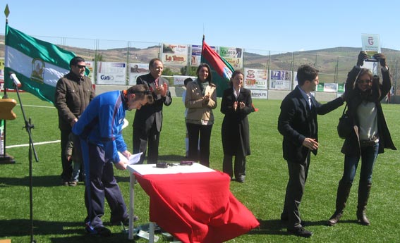  Reconocimiento a Mónica Moya, por sus logros en bailes deportivos a nivel nacional 