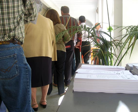  Los ciudadanos hacen cola para votar a una de las tres candidaturas que se presentan en Alhama 