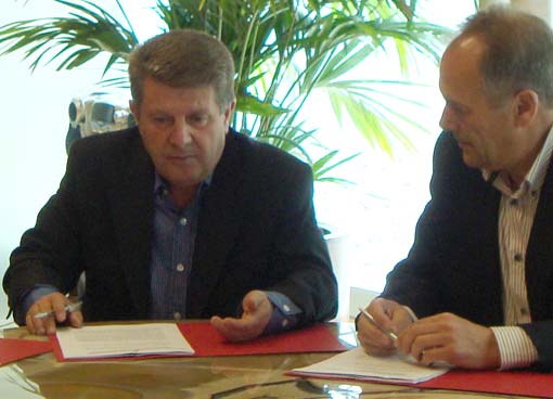  El presidente de la Diputación, Antonio Martínez Caler, con el alcalde de Alhama, Francisco Escobedo, (a la derecha) en un encuentro reciente 